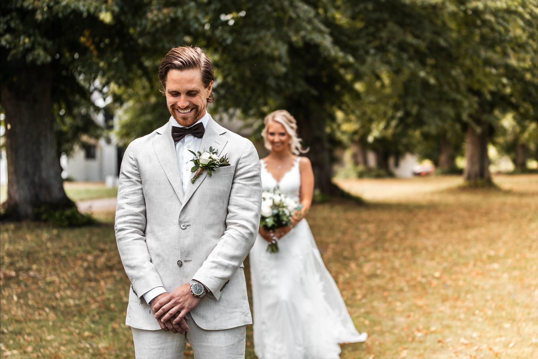 Brud smyger upp bakom brudgum före their first look
