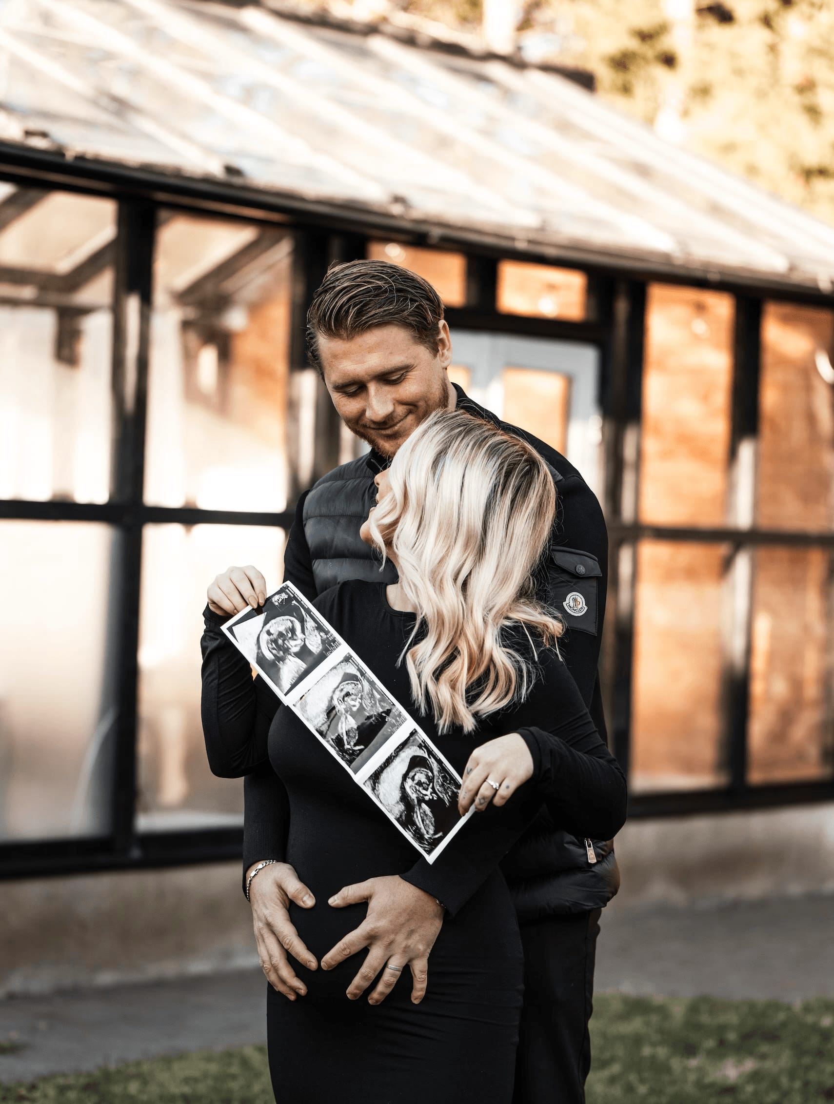 Par som håller ultraljudsbilder under gravidfotograferingen