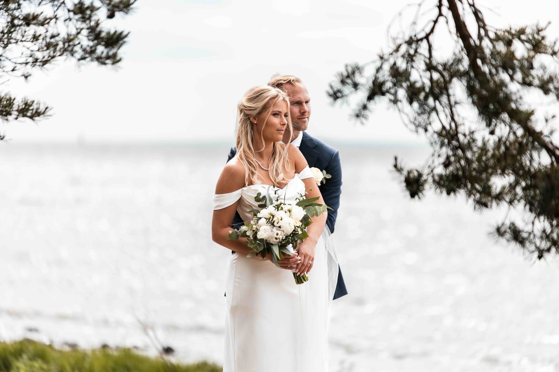 Brudpar i omfamning vid havet i Kalmar